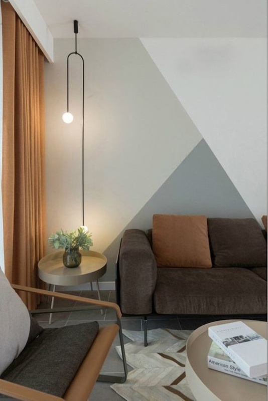 Salon con patrón geométrico en pared