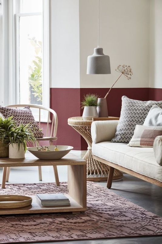 Salón con zócalo granate