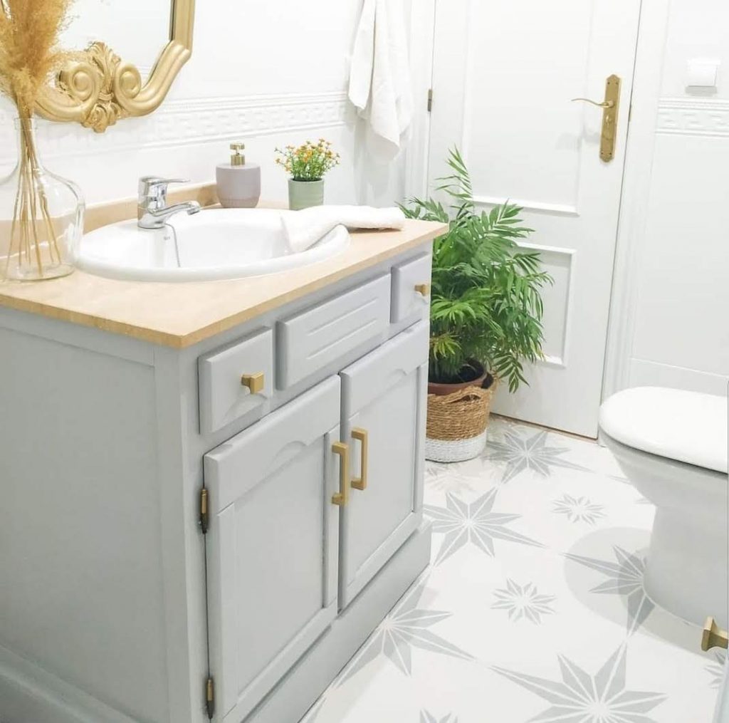 Ampliar el espacio de un cuarto de baño con pintura