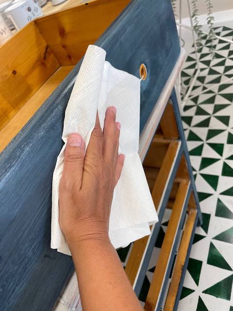 Consejos para limpiar muebles pintados 8 Quitamos los restos de agua del mueble pintado tras limpiar