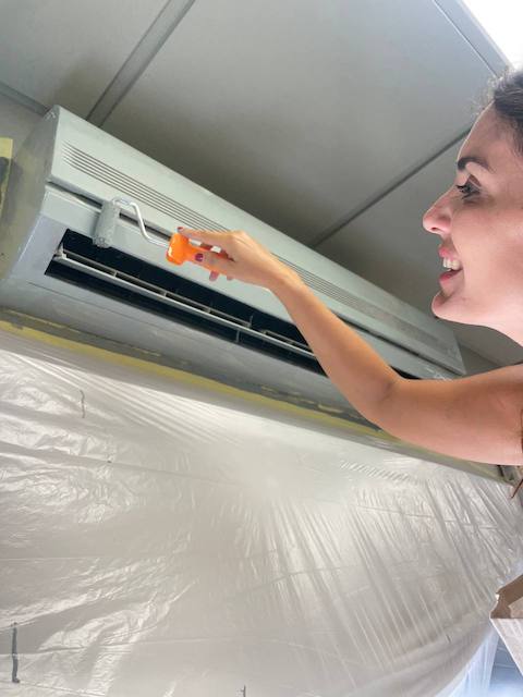 Cómo pintar un aire acondicionado: tutorial DIY 12 Aplicamos una segunda mano de pintura al aire acondicionado