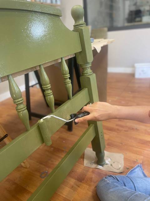 Cómo restaurar un viejo cabecero 30 Aplicamos la segunda mano de pintura