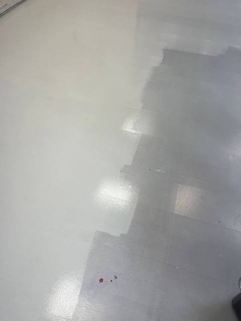 Guía para restaurar y pintar una tarima flotante 23 Segunda capa de pintura en la tarima flotante