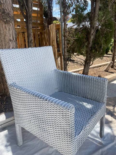 Cómo pintar sillas de ratán sintético paso a paso 8 Silla de ratán sintético pintada con Primer