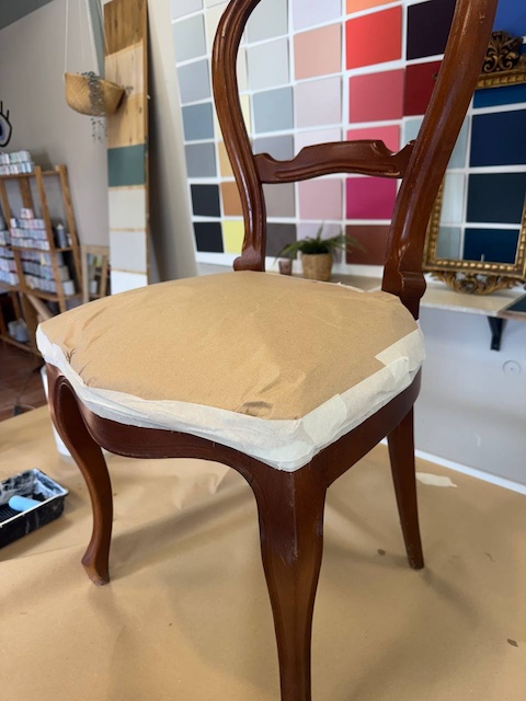 Silla con asiento tapado con cinta adhesiva y papel