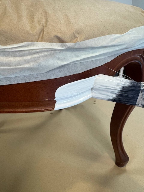 Aplicamos la imprimación en la silla como una brocha