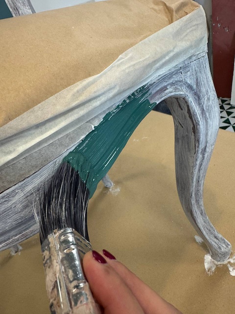 Aplicamos la pintura en la silla
