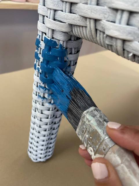 Cómo pintar sillas de ratán sintético paso a paso 11 Pintamos las patas de la silla de ratán sintético con brocha