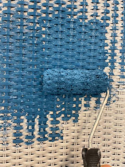 Cómo pintar sillas de ratán sintético paso a paso 12 Pintamos el resto de la silla de ratán sintético con rodillo