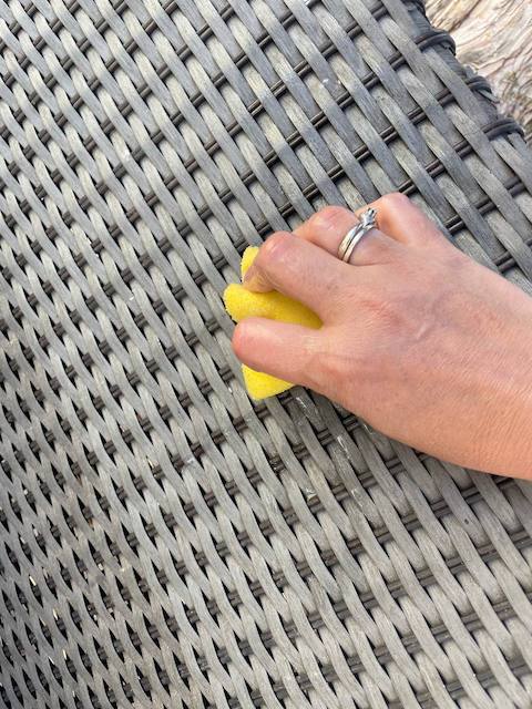 Cómo pintar sillas de ratán sintético paso a paso 5 Limpiamos con una esponja la silla de ratán sintético