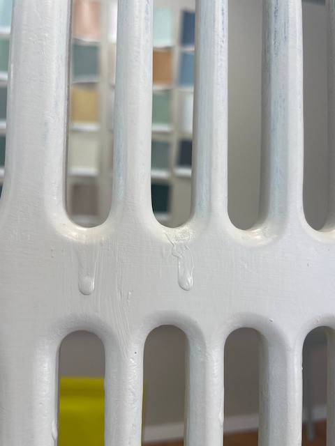 Cómo pintar sillas de madera 18 Goteron de pintura