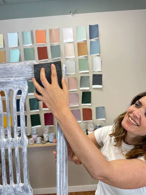 Cómo pintar sillas de madera 8 Lijamos tras imprimar