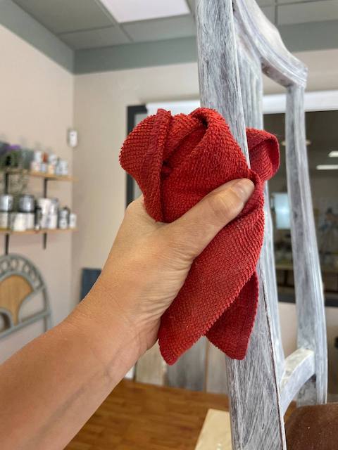 Cómo pintar sillas de madera 9 Limpiamos el polvo del lijado