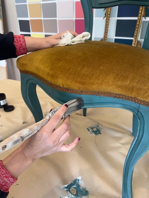 Aplicamos la pátina con brocha