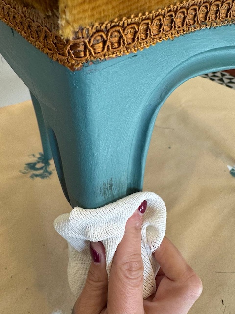 Difuminamos la pátina con un trapito