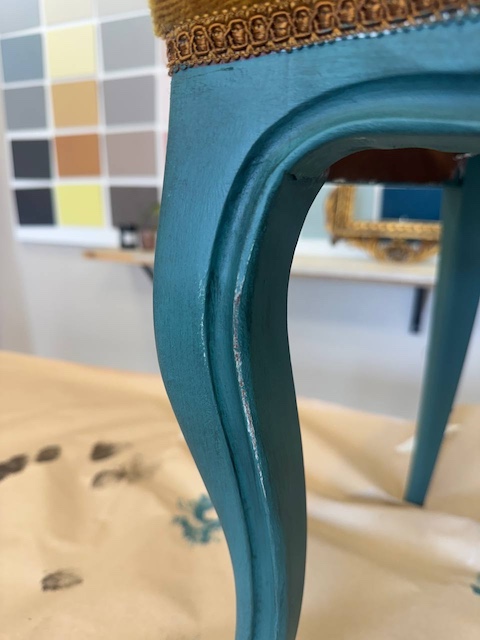 Silla con pátina negra