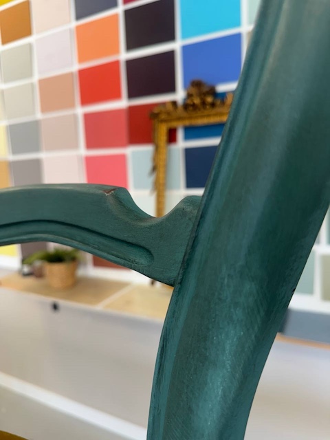 Silla con pátina negra difuminada