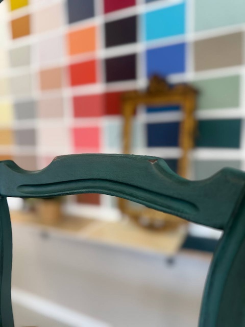 Silla patinada en negro