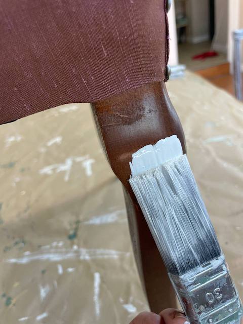 Cómo pintar sillas de madera 7 Aplicamos la imprimación