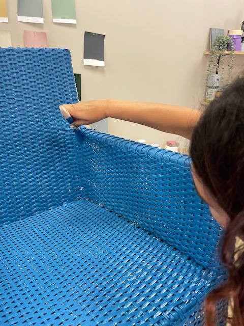 Cómo pintar sillas de ratán sintético paso a paso 14 Repasamos los bordes de la silla de ratán sintético con la brocha