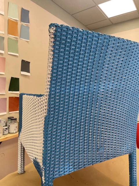 Cómo pintar sillas de ratán sintético paso a paso 13 Vamos pintando toda la superficie de la silla de ratán sintético