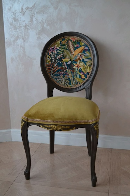 Silla tapizada flores