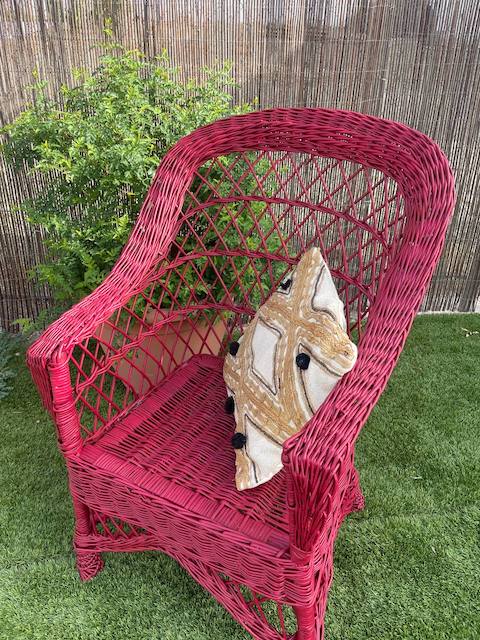 Ideas de color y decoración para exteriores: dale vida a tu terraza 53 Silla mimbre en rojo