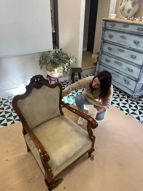 Aplicamos decapante en toda la madera del sillón que vamos a pintar con chalk paint