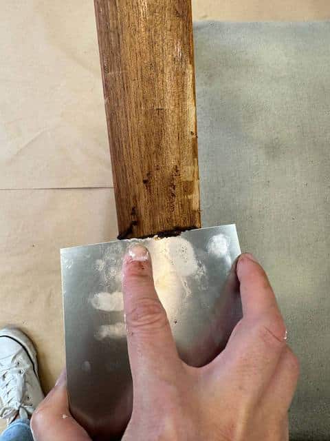 Retiramos el decapante con una espátula de toda la madera del sillón que vamos a pintar con chalk paint