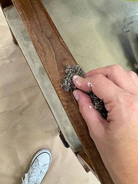 Retiramos el decapante con un estropajo nana de toda la madera del sillón que vamos a pintar con chalk paint
