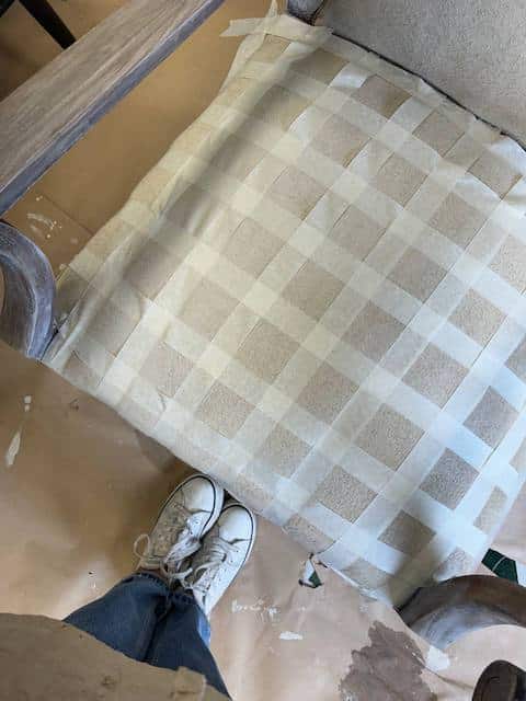 Dibujamos con cinta adhesiva el dibujo que queramos hacer en el asiento.