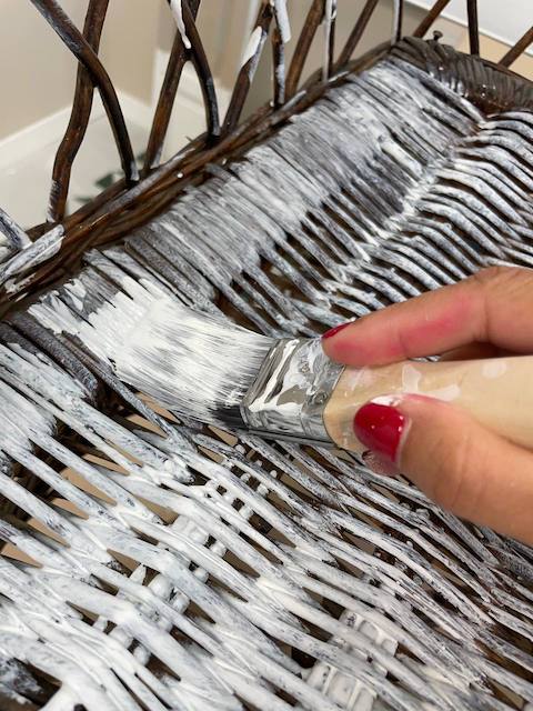 Aprende a Pintar Muebles de Mimbre con Chalk Paint 5 Aplicamos imprimación en el sillon de mimbre que vamos a pintar