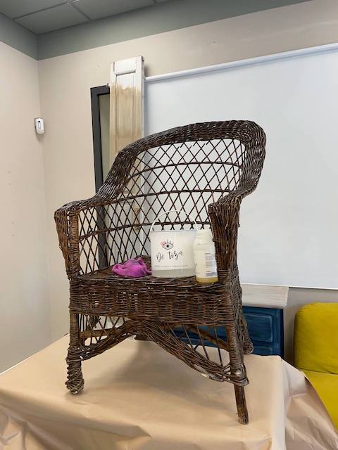 Ideas de color y decoración para exteriores: dale vida a tu terraza 51 Sillon mimbre marrón