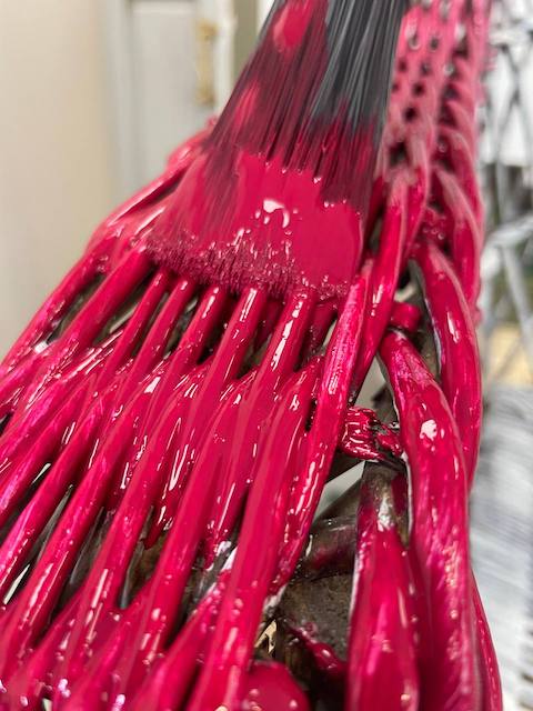 Aprende a Pintar Muebles de Mimbre con Chalk Paint 9 Pintamos el mueble de mimbre en color Mora