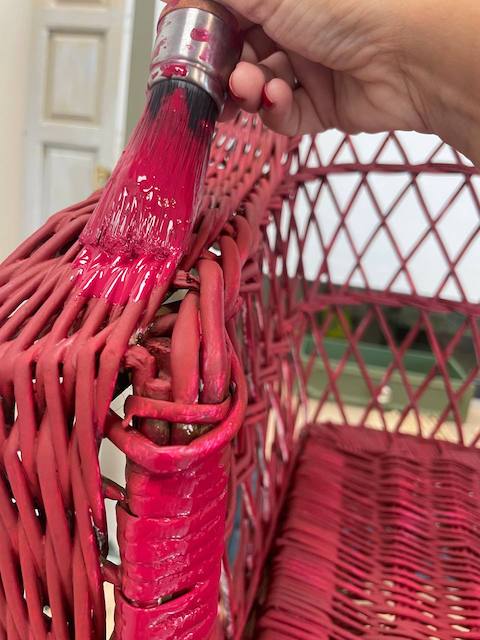 Aprende a Pintar Muebles de Mimbre con Chalk Paint 12 Aplicamos la segunda mano de pintura en el mueble de mimbre