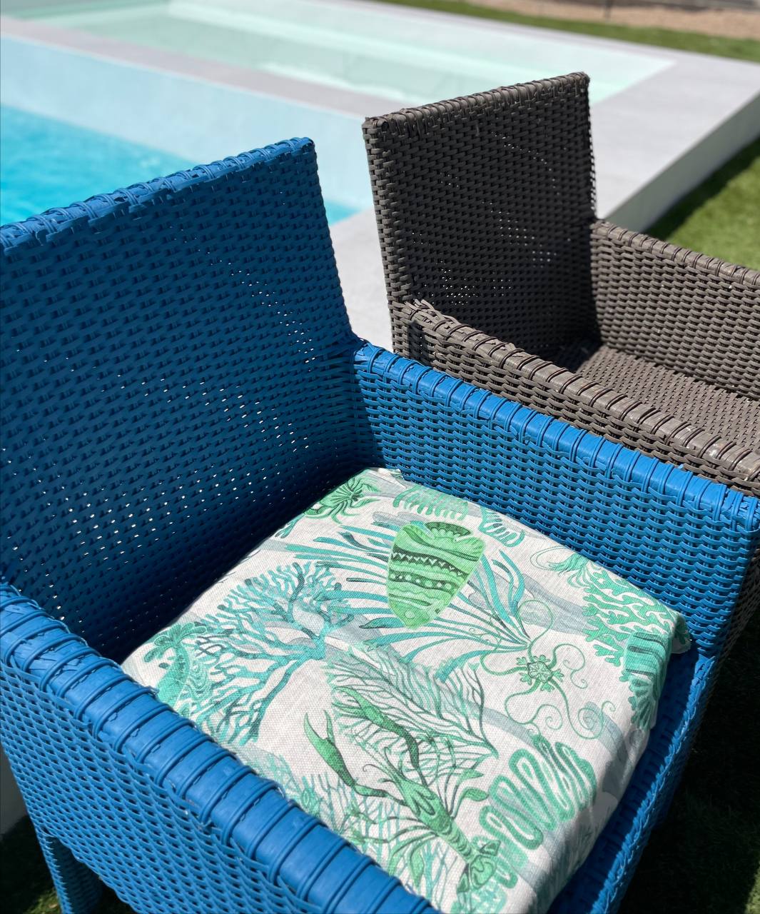 Essential 44 Silla de ratan sintético pintada De Tiza