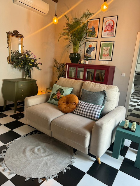 Sofá decorado con cojines