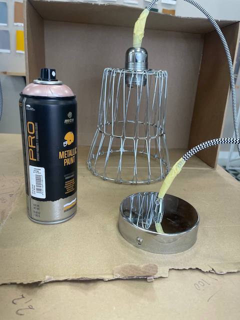 Pintar lámparas de techo: ilumina con estilo 5 Preparamos el spray y las lámparas de techo