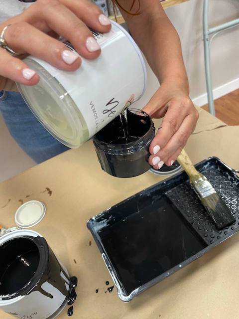 Cómo pintar un fregadero de forma fácil y económica 17 Dividimos el catalizador en partes