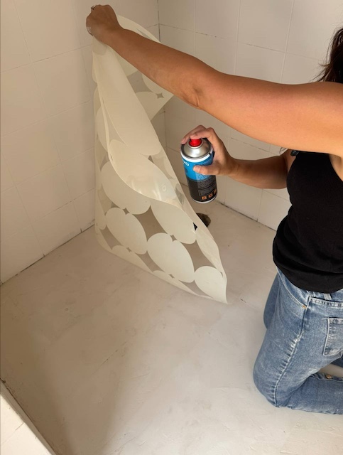 Gema aplicando el spray en la plantilla