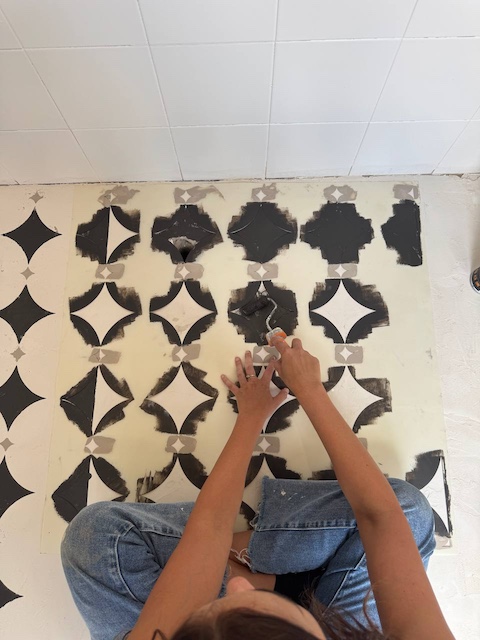 Gema pintando el suelo