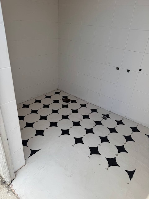 Suelo de baño pintado con plantilla