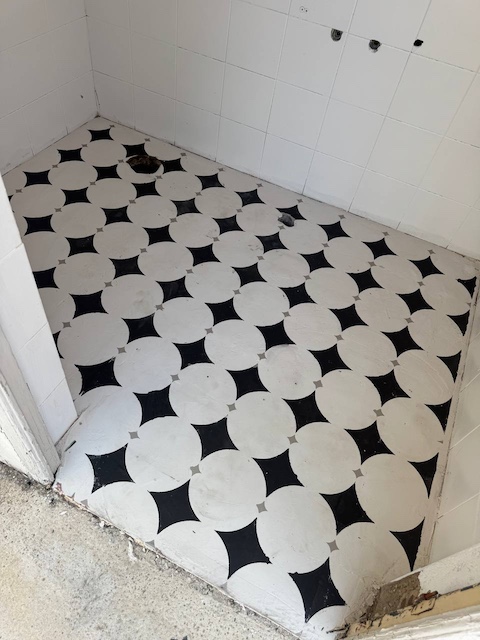 Suelo de baño pintado con plantilla 