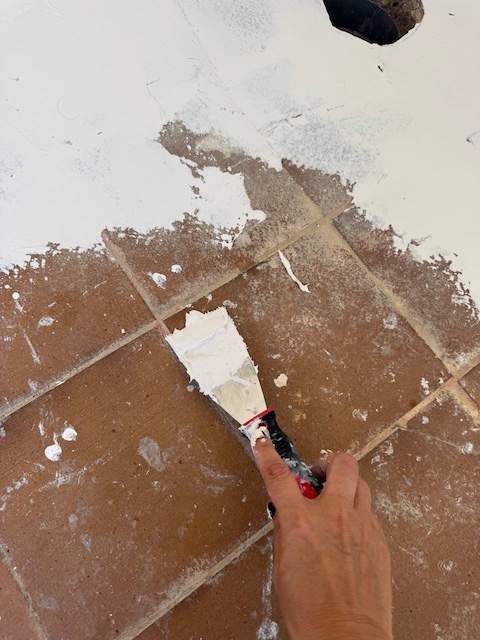 Aplicamos la masilla de texturas en el suelo con espátula