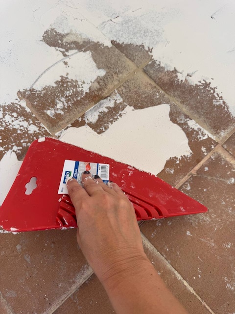 Alisamos masilla con llana