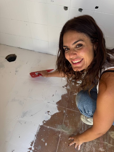 Gema extendiendo la masilla de texturas