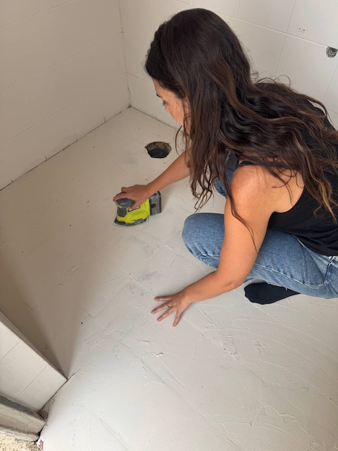 Gema puliendo el suelo con masilla