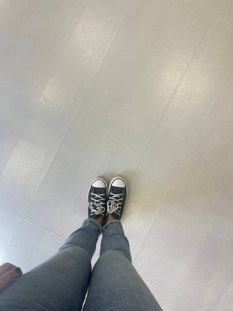 Guía para restaurar y pintar una tarima flotante 19 Secado de 12 a 48h de la primera mano de pintura en la tarima flotante