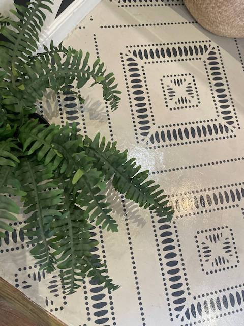 Suelo de bano pintado con plantilla acabado