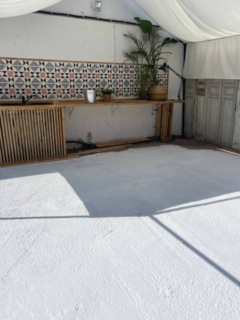 Cómo pintar el suelo de tu terraza paso a paso 7 Suelo de la cocina de exterior pintado